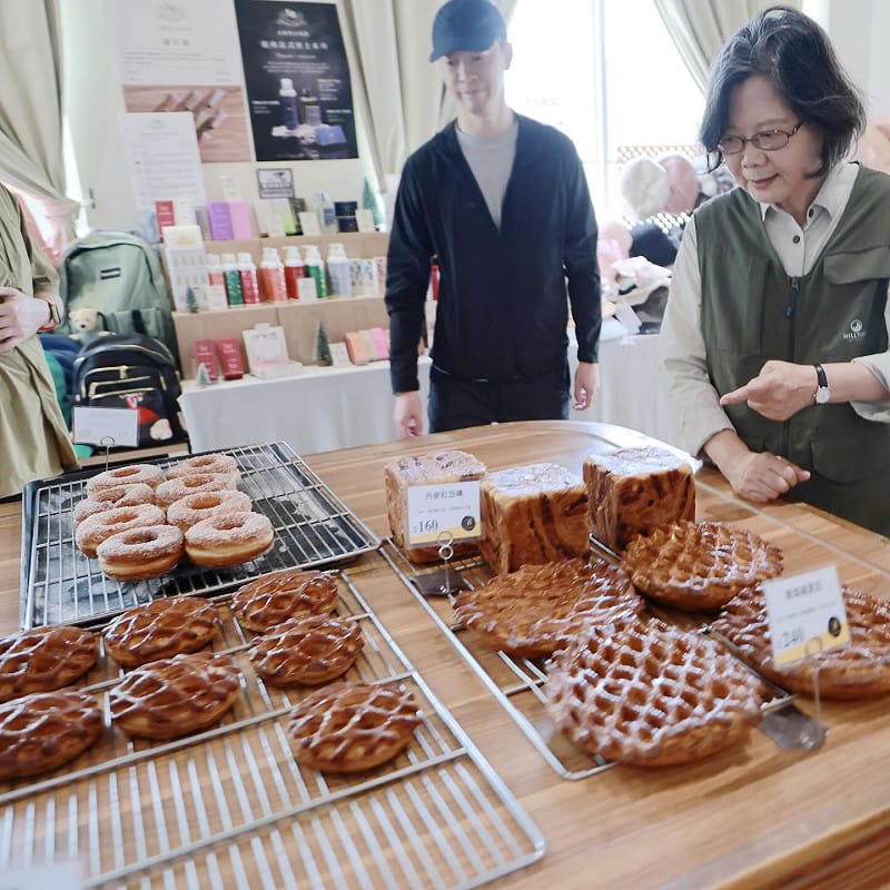  蔡英文說，「爬完山，澱粉還是得吃的。」 圖：翻攝自蔡英文Threads 