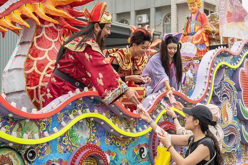 《戲說台灣》演員扮演遊戲角色：財神爺、三太子、狐仙現身藝閣車，發送「紅包魚錦囊」。&nbsp;&nbsp;&nbsp;圖：網銀國際／提供