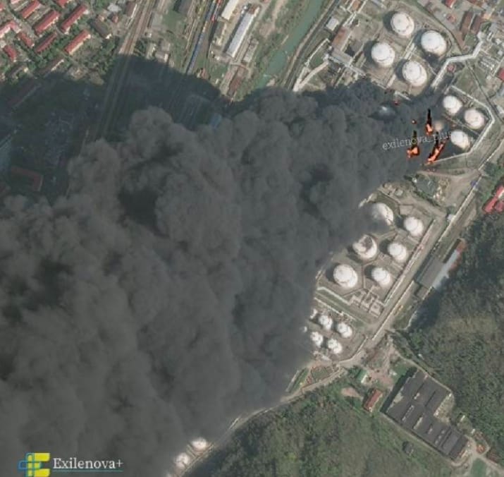 俄國境內圖阿普謝油庫遭到烏軍攻擊，發生爆炸冒出濃濃黑煙。&nbsp;&nbsp;&nbsp;圖 : 翻攝自 X / NoelReports