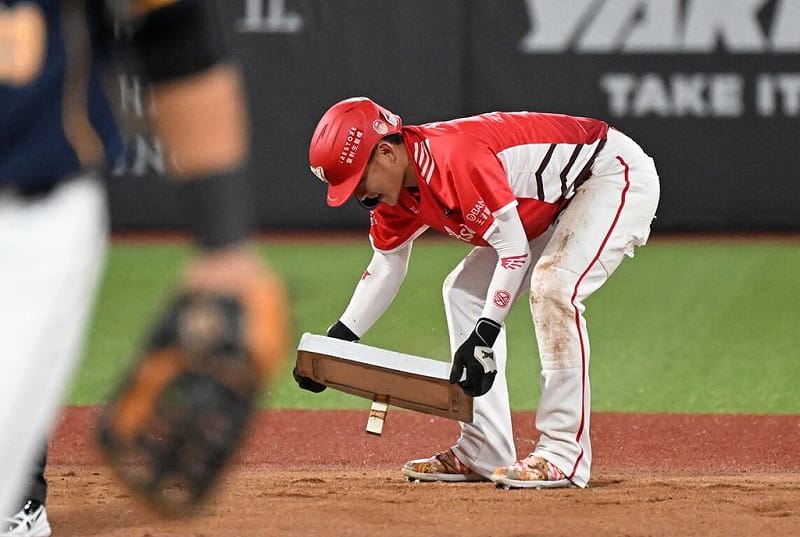 中華職棒味全龍隊外野手郭天信（右）17日在天母棒球場面對中信兄弟隊，第1局盜上二壘，跨季連續22次盜壘成功改寫聯盟紀錄，他也將壘包拆下留念。（味全龍隊提供）中央社記者蘇志畬傳真　115年4月17日&nbsp;&nbsp;&nbsp;