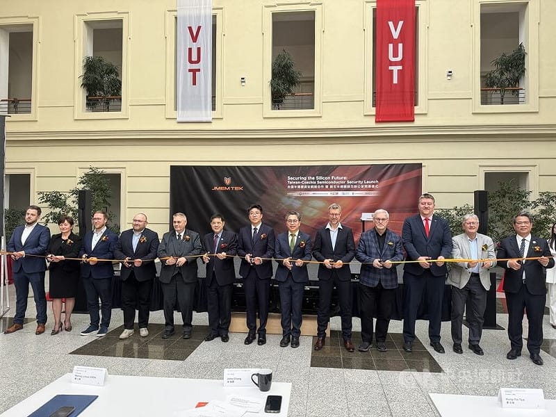 台灣半導體資安解決方案公司振生半導體進軍捷克，17日在布爾諾理工大學舉行捷克辦公室開幕剪綵儀式。 &nbsp;&nbsp;&nbsp;圖/中央社