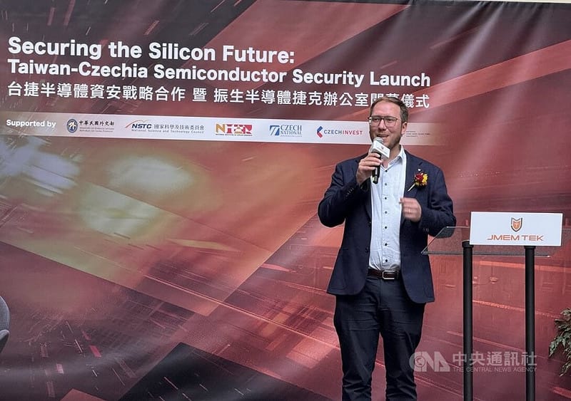 台灣半導體資安解決方案公司振生半導體捷克辦公室17日開幕，布爾諾副市長查瓦塔爾（Filip Chvátal）致詞表示，布爾諾擁有卓越大學、科研能量與國際化人才，樂見振生半導體選擇布爾諾作為歐洲據點，這將提升城市在全球創新版圖中的地位。 &nbsp;&nbsp;&nbsp;圖/中央社