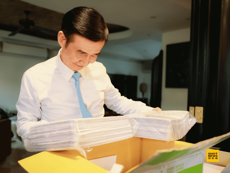  面對21箱資料，吳祥輝也只是象徵性的拆封看看。 圖：SHOT NEWS 短新聞提供 