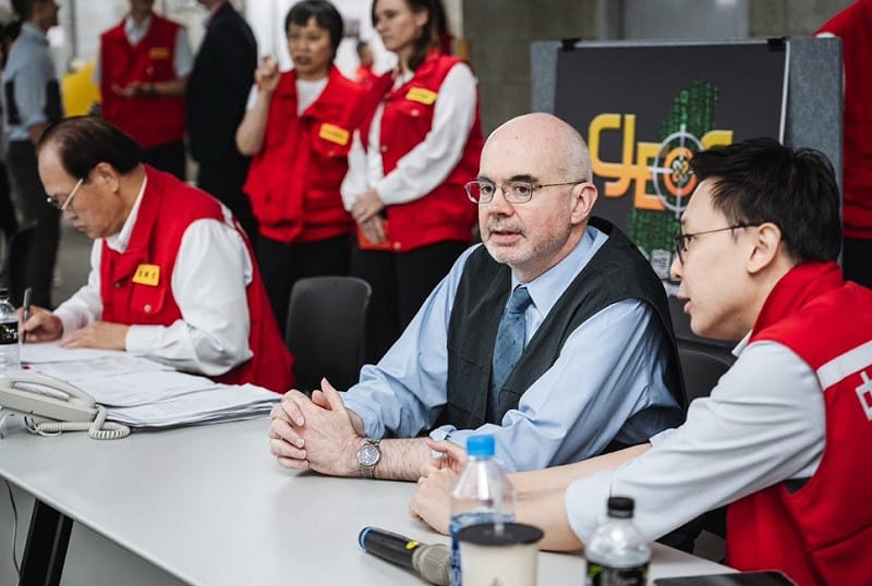 美國在台協會處長谷立言（圖中）參觀行政院中央聯合演習指揮中心與漢光42號電腦兵推的結合演習。&nbsp;&nbsp;&nbsp;圖：國安會/提供