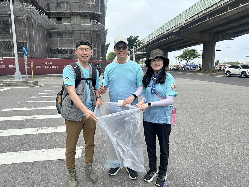 陸委會主委邱垂正響應白沙屯媽祖繞境沿路清潔環境活動。&nbsp;&nbsp;&nbsp;圖：民眾提供