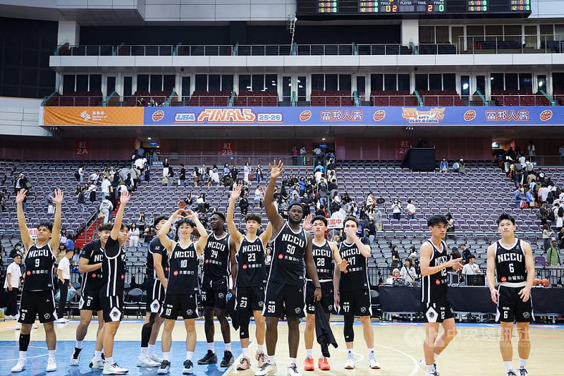 114學年度大專籃球聯賽（UBA）18日在台北小巨蛋舉行男一級4強戰，政治大學靠著多人得分上雙，終場以86比59奪勝挺進冠軍戰，賽後球員揮手感謝球迷支持。中央社記者翁睿坤攝　115年4月18日&nbsp;&nbsp;&nbsp;