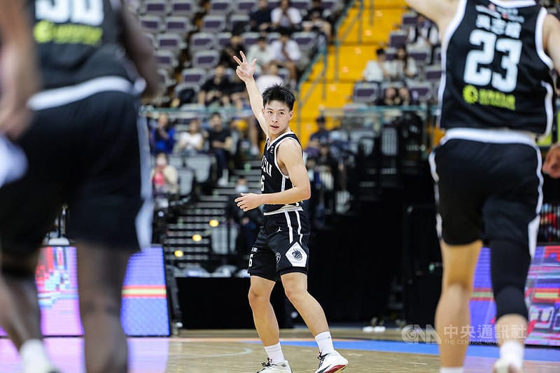 114學年度大專籃球聯賽（UBA）男一級4強戰18日下午由台灣藝術大學交手政治大學，政大謝昀達（中）拿下全隊最高的15分，助隊搶勝晉級冠軍戰。中央社記者翁睿坤攝　115年4月18日&nbsp;&nbsp;&nbsp;