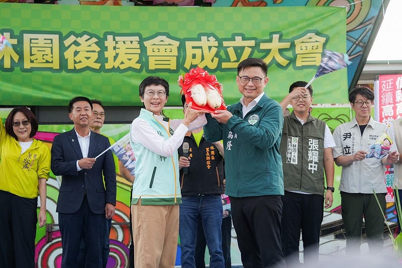 林岱樺(前排左)致贈賴瑞隆(前排右)象徵「好彩頭」的菜頭。&nbsp;&nbsp;&nbsp;圖：賴瑞隆服務處/提供