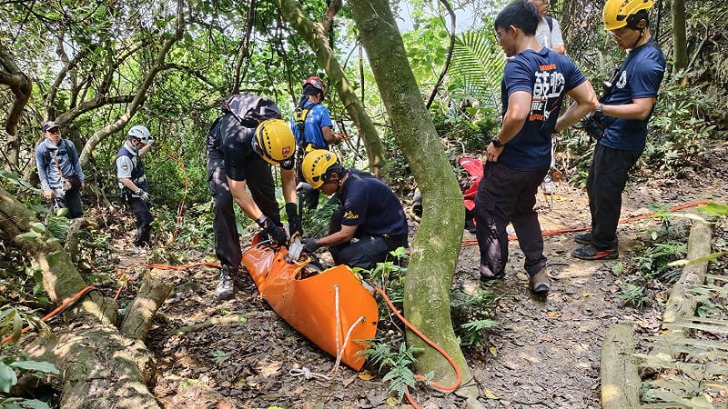 救援人員運用省力滑輪系統，將傷者固定於軟式擔架內，「接力搬運」與「繩索拖拉」並進平穩移往山下。&nbsp;&nbsp;&nbsp;圖：中華戶外探險協會/提供