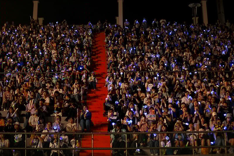  「選手之夜」邀請婁峻碩SHOU、鼓鼓呂思緯、梁文音、TPE48及SUPER JUNIOR 圭賢出演。圖為觀眾席坐滿粉絲。 圖：嘉義縣政府 提供 