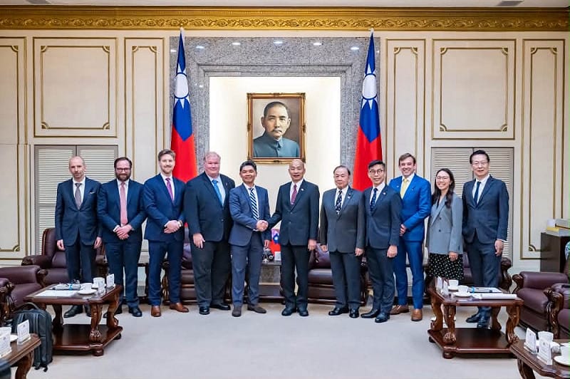 許毓仁與美國智庫「哈德遜研究所」、「保衛民主基金會」、「胡佛研究所」學者訪問團拜會韓國瑜。&nbsp;&nbsp;&nbsp;圖：翻攝許毓仁臉書