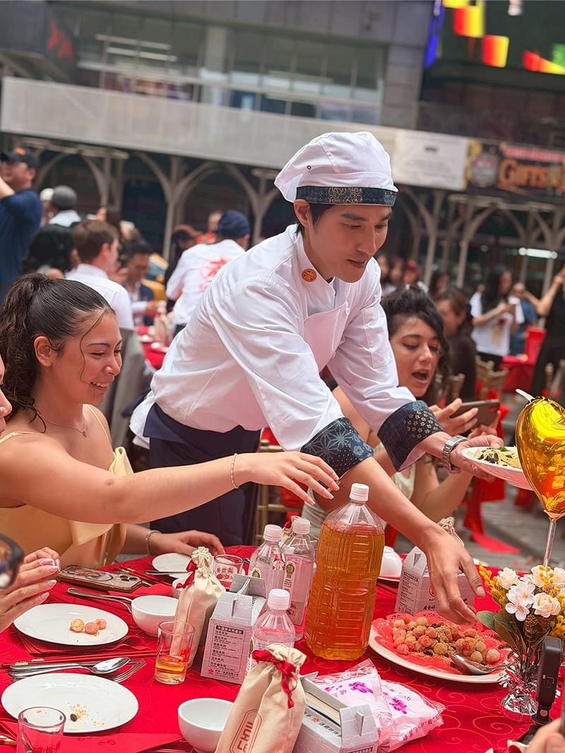 藍正龍全程扛鍋具、搬食材，街頭遇粉絲要求合照也來者不拒，使命必達的超MAN精神成為團隊定心丸。&nbsp;&nbsp;&nbsp;圖：三立／提供