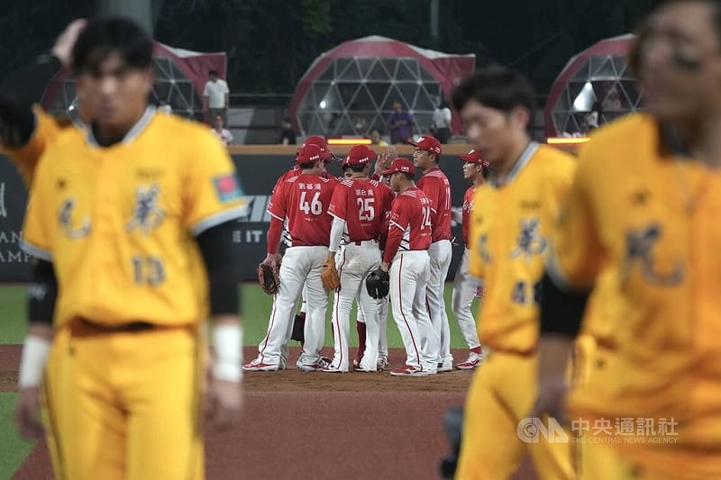 中華職棒19日在天母棒球場進行例行賽，終場味全龍以9比3擊敗中信兄弟，龍隊球員（後）在場中擊掌慶祝。中央社記者徐肇昌攝　115年4月19日&nbsp;&nbsp;&nbsp;