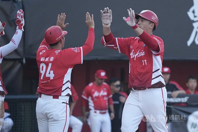 中華職棒19日在天母棒球場進行例行賽，由中信兄弟與味全龍交手，4局下，龍隊朱育賢（右）擊出2分打點全壘打，回本壘與隊友慶祝。中央社記者徐肇昌攝　115年4月19日&nbsp;&nbsp;&nbsp;