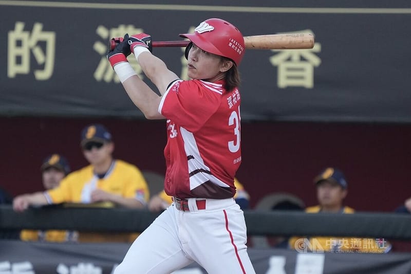 中華職棒19日在天母棒球場例行賽，由中信兄弟與味全龍交手，3局下，龍隊打者張祐銘揮出3分打點二壘安打。中央社記者徐肇昌攝　115年4月19日&nbsp;&nbsp;&nbsp;