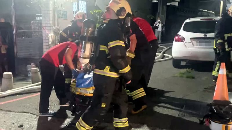 嘉義市消防局19日晚上8時據報，指大雅路二段一處巷內民宅發生火警，消防人車趕抵現場灌救，火警波及其他2戶民宅，並造成住戶3人不幸身亡。（嘉義市消防局提供）中央社記者黃國芳傳真　115年4月20日&nbsp;&nbsp;&nbsp;