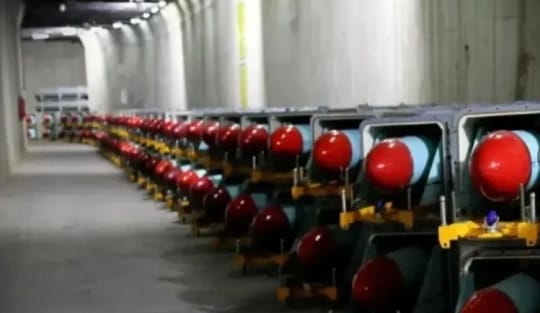 伊朗展示地下導彈城的大批庫藏彈藥。&nbsp;&nbsp;&nbsp;圖 : 翻攝自央視新聞