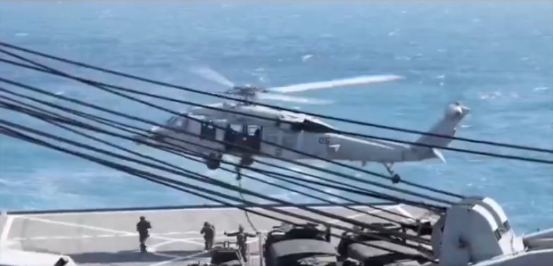 美軍登陸伊朗圖斯卡號戰艦並對其進行搜查。&nbsp;&nbsp;&nbsp;圖:翻攝自 x @rainbow78521