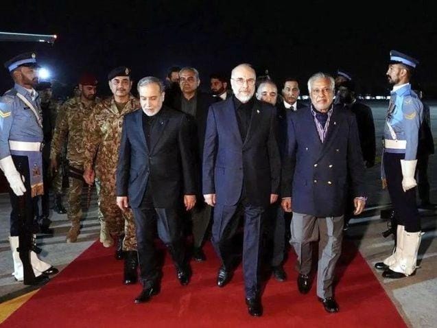  伊朗政權正陷入劇烈動盪。圖為伊朗外交部長阿拉格奇（左中）和伊朗議會議長加利巴夫（ 右中）於本月 11 日抵達伊斯蘭馬巴德附近的一個基地，準備參加與美國的談判。 圖:翻攝自新浪網 