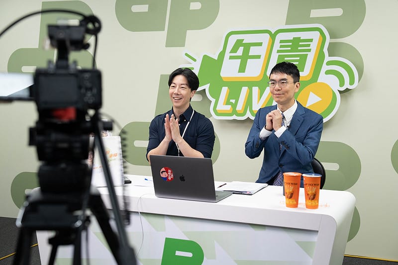  民進黨直播節目《午青LIVE》推出新企劃「加點大來賓」，主持人吳崢邀請民進黨南投縣長參選人温世政一起談政見。 圖：民進黨提供 