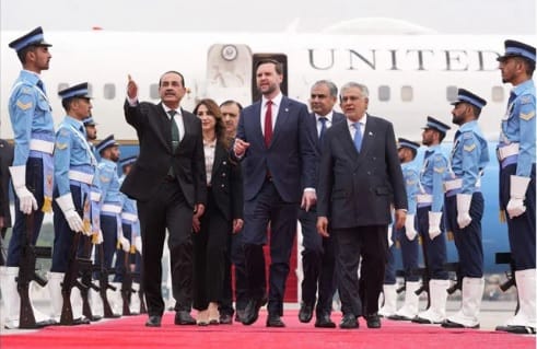 美國代表團預計於當地時間 21 日清晨抵達巴基斯坦，參與同日舉行的談判。然而，伊朗方面卻以美國實施海上封鎖、黎巴嫩停火尚未全面落實為由，暫時拒絕參與任何談判活動。&nbsp;&nbsp;&nbsp;圖：翻攝自 騰訊網 裝甲鏟史官