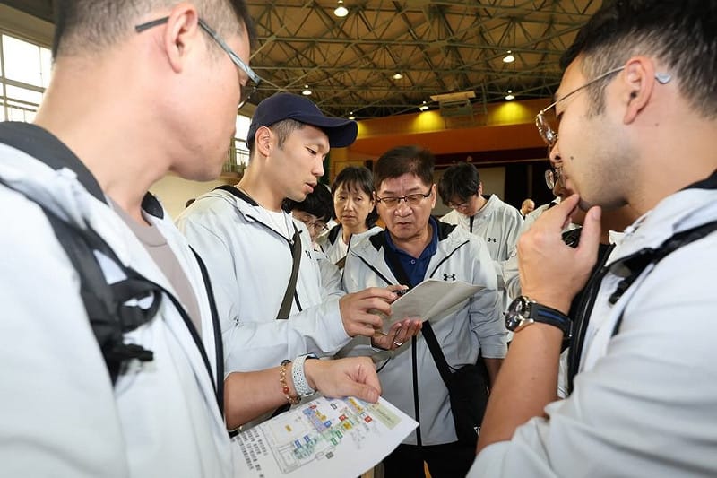 2026名古屋亞運首創一站式中繼站，運動部長李洋（左2）、常務次長洪志昌（前中右）及國訓、運科中心等相關人員20日前往位於名古屋市的御園小學進行場勘。（中華奧會提供）中央社記者黎建忠傳真　115年4月20日&nbsp;&nbsp;&nbsp;