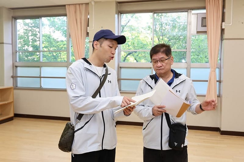 2026名古屋亞運9月登場，運動部、國訓中心及運科中心合作設置3處中繼站，其中名古屋區中繼站設置在御園小學，運動部長李洋（左）、常務次長洪志昌（右）20日場勘，交換意見。（中華奧會提供）中央社記者黎建忠傳真　115年4月20日&nbsp;&nbsp;&nbsp;