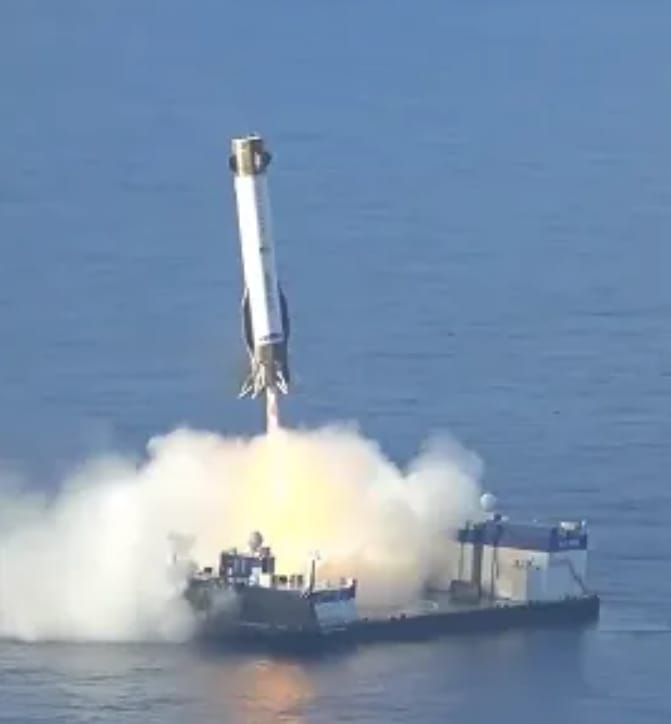 藍色起源火箭助推器成功落在海面平台上，完成首次推進器回收。&nbsp;&nbsp;&nbsp;圖 : 翻攝自貝索斯X