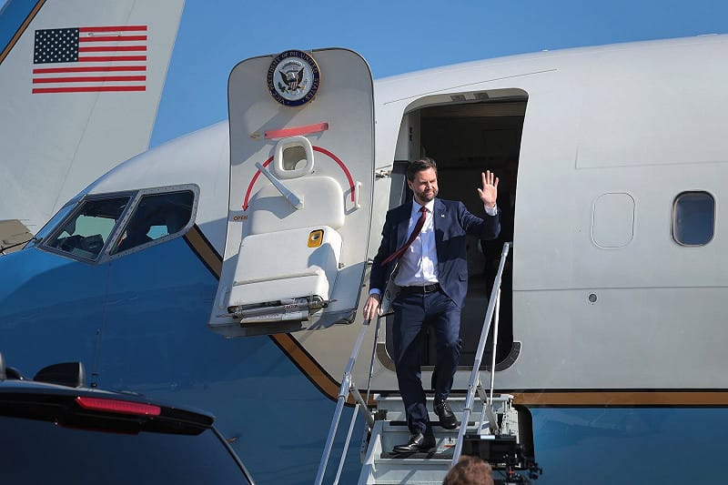 美國副總統范斯11日抵達巴基斯坦，參與與伊朗第一輪會談。(資料照片) 圖:翻攝自X帳號@LPX2019