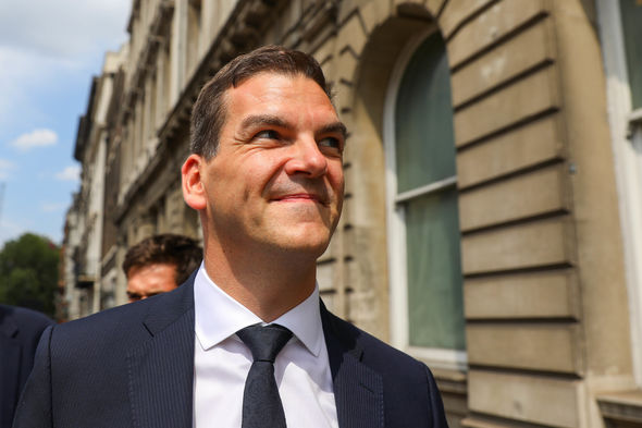 此案另一焦點落在外交部最高公務員奧利·羅賓斯身上，他因被指未依審查建議行事而遭解職，並將於國會委員會接受質詢。 圖:翻攝自X帳號@LeeHarris