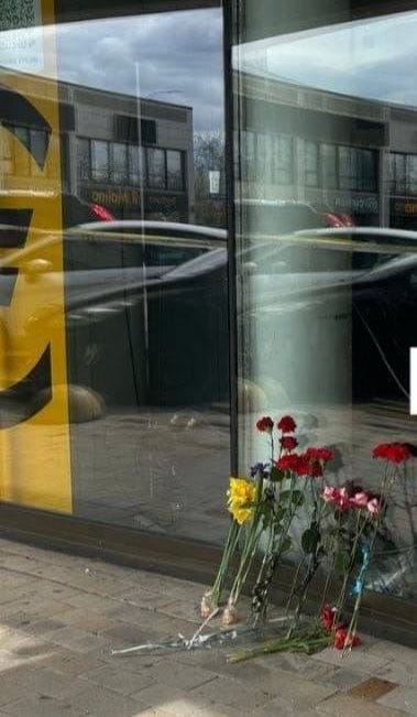 人們向基輔一家超市獻花，悼念恐怖攻擊中的罹難者。&nbsp;&nbsp;&nbsp;圖:翻攝自X帳號@MargoGontar