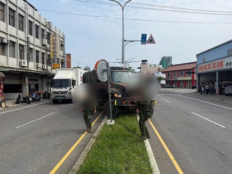 1輛軍用卡車21日行經頭份市永貞路段，疑似過彎不慎，失控衝上中央分隔島，造成路口反射鏡損壞，所幸駕駛陳姓女中士和副駕駛皆無大礙。（警方提供）中央社記者管瑞平傳真　115年4月21日&nbsp;&nbsp;&nbsp;