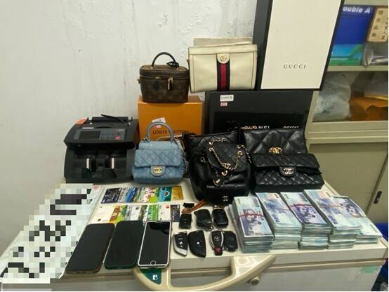 檢警查扣香奈兒、勞力士等名品和大量現金 。&nbsp;&nbsp;&nbsp;圖：警方提供