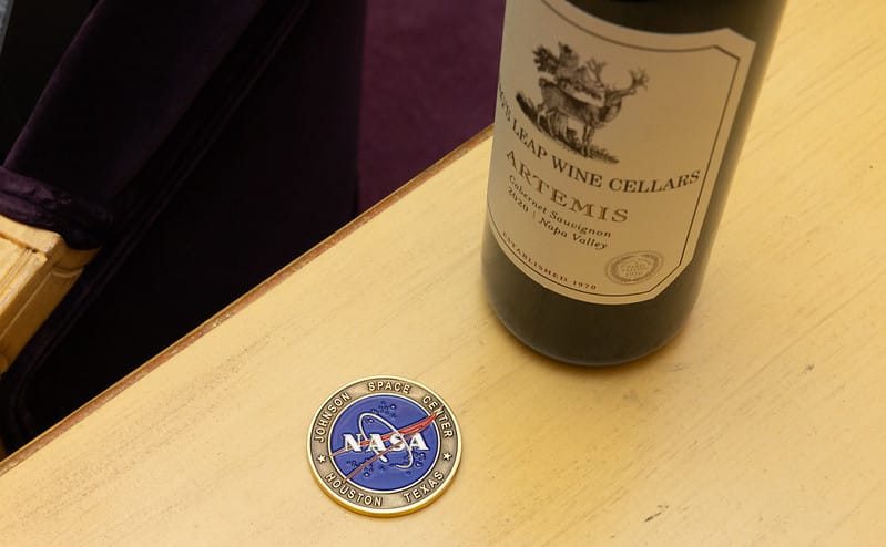  AIT致贈一瓶來自美國納帕谷 （Napa Valley）的「Artemis月神」紅酒。 圖：總統府提供 