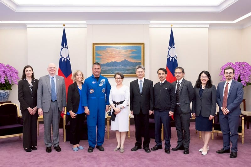蕭美琴接見「美國太空總署太空人林琪兒醫師(Dr. Kjell Lindgren)」（左4）。&nbsp;&nbsp;&nbsp;圖：總統府提供