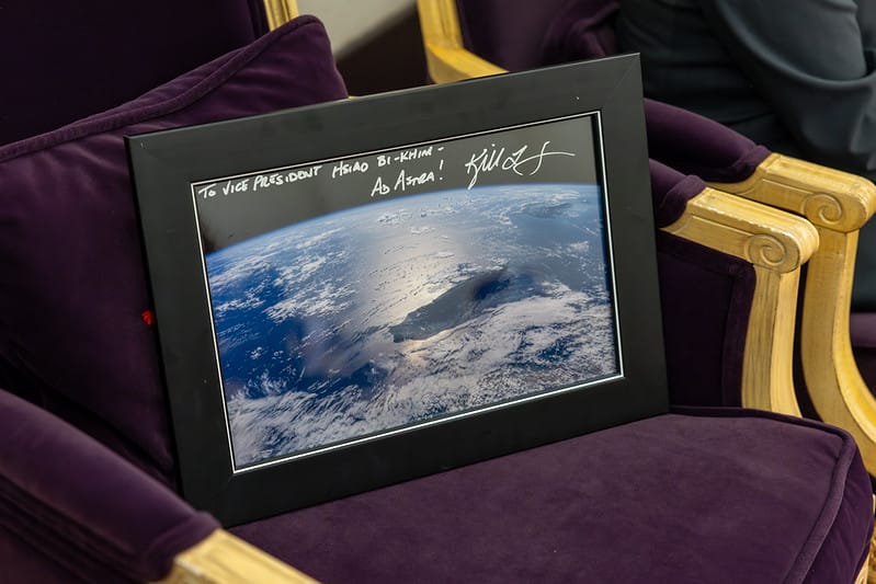  林琪兒醫師於2015年在國際太空站執行任務時親手拍攝的裱框照片，「從太空鳥瞰雲霧繚繞的台灣」。 圖：總統府提供 