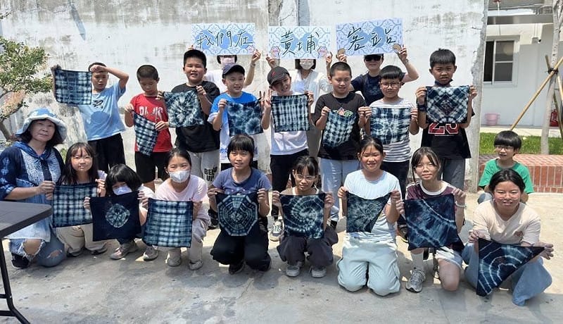 「黃埔客站」後院設置藍染DIY體驗區。&nbsp;&nbsp;&nbsp;圖：高雄市客委會/提供