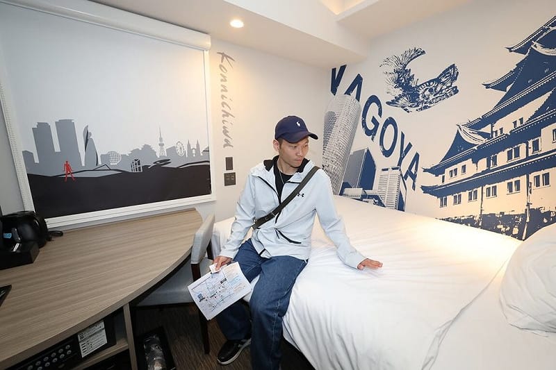 運動部和國訓中心籌組名古屋亞運參訪團，22日前往考察自行預定的3家營外飯店，運動部長李洋（圖）親自測試房間床墊軟硬度。（中華奧會提供）中央社記者黎建忠傳真　115年4月22日&nbsp;&nbsp;&nbsp;