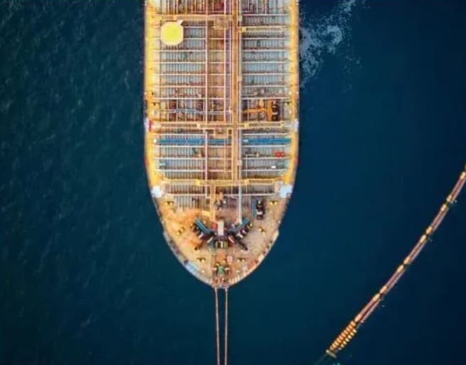 菲律賓巴丹省，載有俄羅斯原油的油輪停靠在一處煉油廠外。&nbsp;&nbsp;&nbsp;圖 : 翻攝自 IC Photo