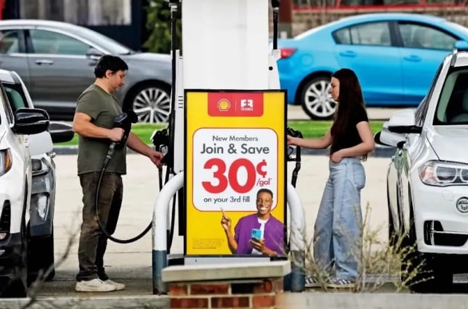 當地時間4月15日，美國伊利諾州的一處加油站，民眾在位車輛自助加油。&nbsp;&nbsp;&nbsp;圖 : 翻攝自 IC Photo