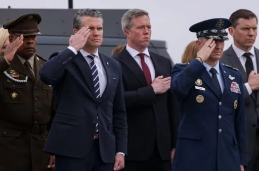 美國國防部長海格塞斯(左二)也與美國陸軍部長德里斯科爾(打紅領帶者)嚴重不合。&nbsp;&nbsp;&nbsp;圖 : 翻攝自觀察者網