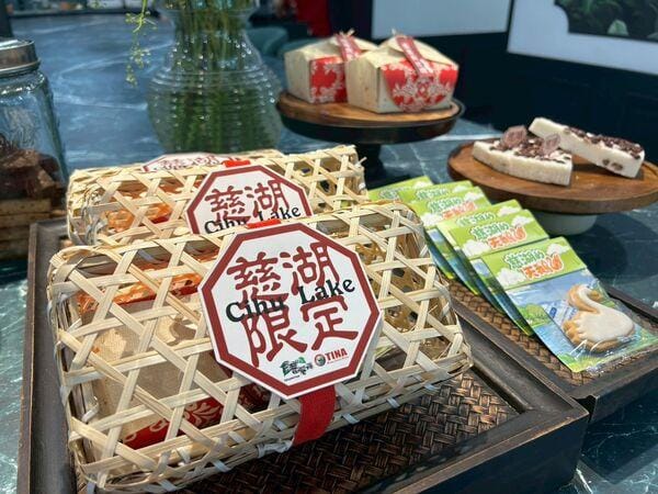 餐點設計也融入歷史元素，包括先總統蔣中正喜愛的總統苦花魚、蔣夫人喜愛的紅豆鬆糕、方良喜歡的俄羅斯軟糖，以及大溪豆乾等經典元素，並延伸出結合慈湖桂花與桃園紅茶的特色飲品。&nbsp;&nbsp;&nbsp;園：桃園市政府風景區管理處／提供