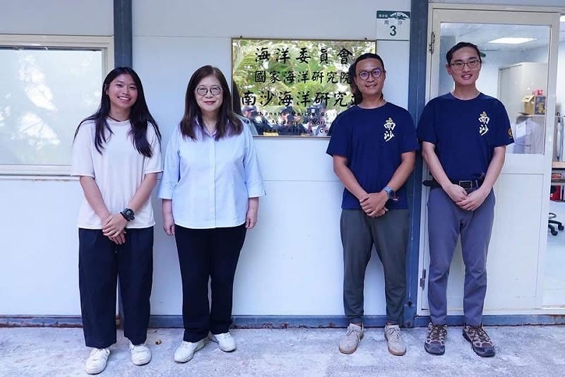 管碧玲(左二)視察太平島上的南沙海洋研究站。&nbsp;&nbsp;&nbsp;圖：海洋委員會/提供