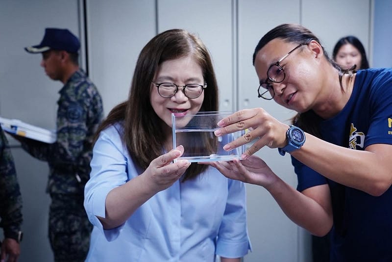 研究站向管碧玲(左)展示調查成果。&nbsp;&nbsp;&nbsp;圖：海洋委員會/提供