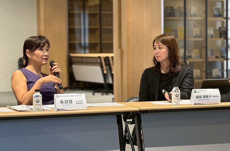 吳淑慧(左)向脇坂真智子(右)介紹青創品牌培育及數位遊牧據點推動成果。&nbsp;&nbsp;&nbsp;圖：高雄市青年局/提供