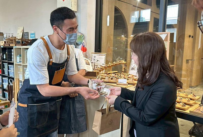 盧柏宇(左)致贈紀念品予脇坂真智子(右)。&nbsp;&nbsp;&nbsp;圖：高雄市青年局/提供