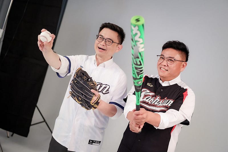 曾是壘球國手的蘇致榮(右)和賴瑞隆(左)展現健康的運動男形象。&nbsp;&nbsp;&nbsp;圖：賴瑞隆服務處/提供