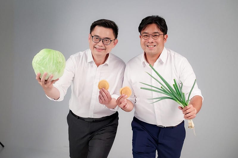 蔡秉璁(右)手持菜、餅、蔥，大玩名字諧音創意，賴瑞隆(左)來者不拒。&nbsp;&nbsp;&nbsp;圖：賴瑞隆服務處/提供