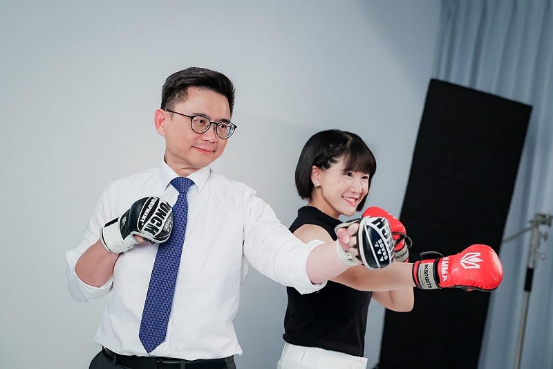 鄭孟洳(右)與賴瑞隆(左)戴上拳擊手套拍定裝照。&nbsp;&nbsp;&nbsp;圖：賴瑞隆服務處/提供