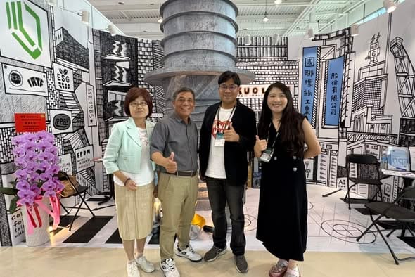 蔡秉璁(右二)參訪扣件展廠商攤位。&nbsp;&nbsp;&nbsp;圖：翻攝蔡秉璁臉書